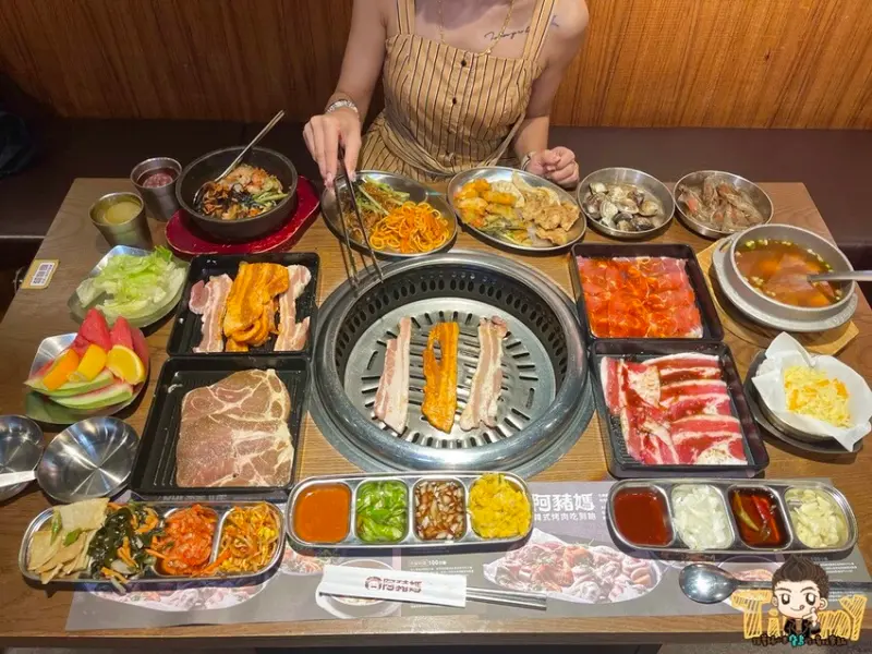 不用500元的韓式烤肉吃到飽！有長長的韓式豬五花肉。再加海鮮。韓式料理。小菜吃到飽！--跟著踢小米吃喝玩樂趣