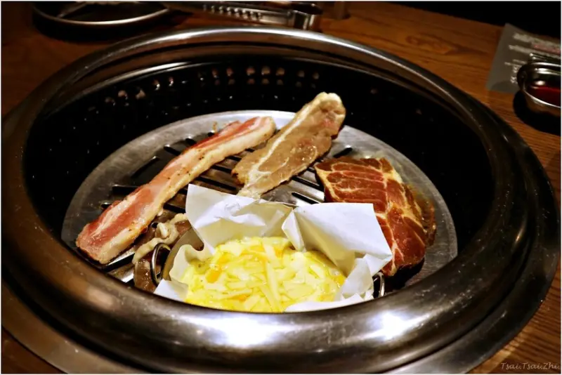 [台北中正]阿豬媽아줌마韓式烤肉吃到飽(北車店)|各式肉品、海鮮、熟食，還有韓式大醬海鮮湯、石鍋拌飯通通吃到飽