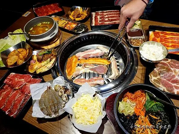 台北吃到飽推薦/捷運台北車站美食【阿豬媽아줌마韓式烤肉吃到飽北車店】平日限定學生/60歲以上長者439吃到飽；成人最低479即享厚切多汁韓式豬五花燒肉美食/石鍋拌飯/海鮮煎餅/韓式大醬湯與韓式小菜、飲