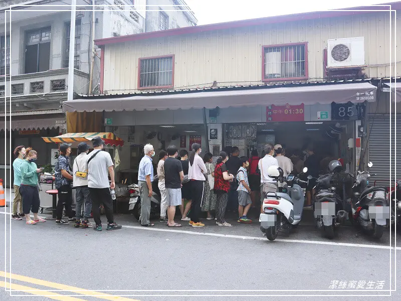 大勇街無名鹹粥-台南/人潮排到隔壁去!2022米其林必比登推薦