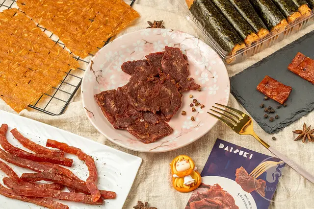 吃一口就【台意思吉】の命定肉乾-柚子胡椒牛肉乾 、麻辣厚燒豬肉片、古早味炙燒豬肉條、蒜香杏仁豬肉脆紙、海苔豚豚捲開箱！