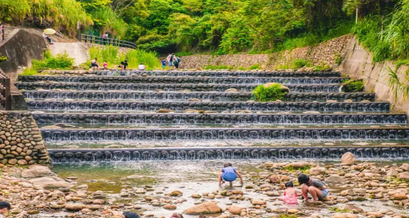 桃園市龍潭區鹿點咖啡千瀑店｜免錢玩到爽！溪水清澈階梯式小瀑布親子玩水聖地