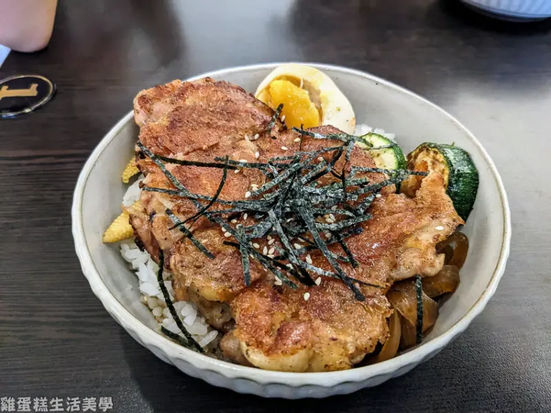 【高雄食記】感丼現食(文衡店) - 位在學區附近的超高CP值丼食，雞腿外皮超酥