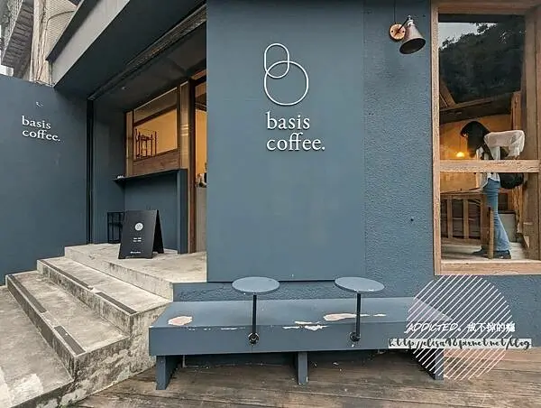 台北中山-[basis coffee.] 近南京復興站復華公園旁轉角，多口味手作布丁與肉桂捲，還原咖啡最美好的源本風味，新開幕莫蘭迪藍迷人窗景歐風咖啡廳