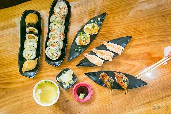 中壢巷弄美食壽司店！經濟實惠老闆娘人又超親切啦。就在中原啇圈附近～非常容易就會錯過她呢