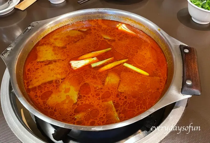 嘉義餐廳∥梁記麻辣火鍋∣嘉義在地老店，精緻單點麻辣鍋，鴨血豆腐超夠味！嘉義麻辣鍋推薦