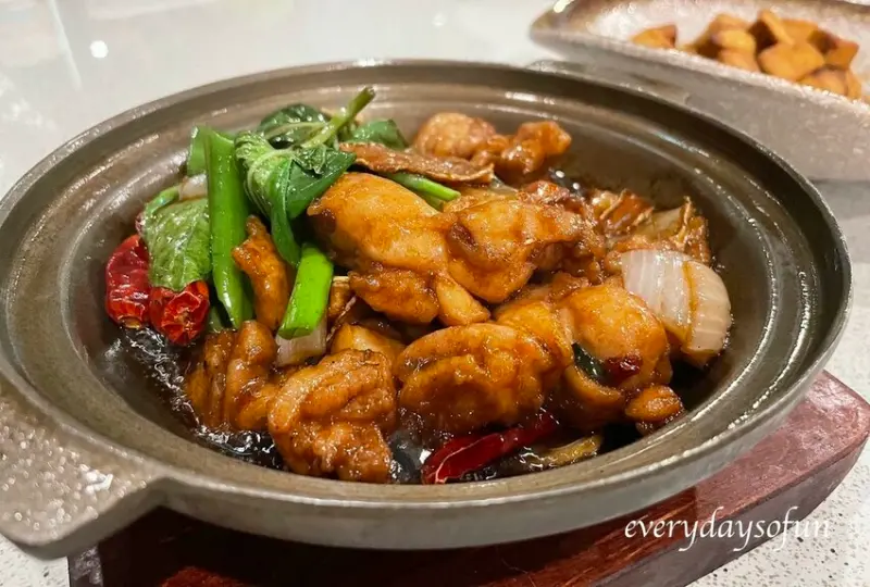 嘉義餐廳∥隱身在半山腰的美味，熱情親切的氛圍，每天都有不同的主廚私房菜，餐點份量超有誠意，平價桌菜聚餐推薦