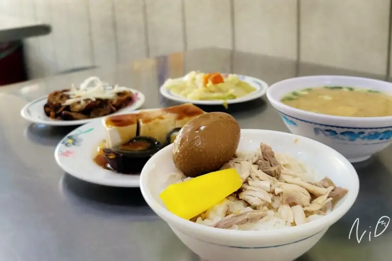 [嘉義東區]古早火雞肉飯。火雞肉飯/味噌湯/滷大腸/皮蛋豆腐。本綠豆人從小吃到大的雞肉飯!!