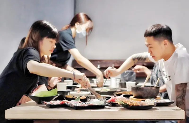 桃園燒烤吃到飽/中壢羿燒肉，火烤兩吃只要699/799元即享俊男美女服務生的親切服務