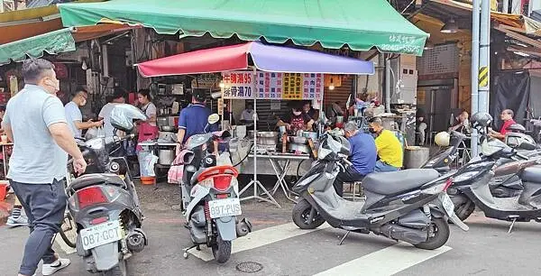 【萬華美食】廣州街牛腩湯｜來這必喝清甜大骨湯