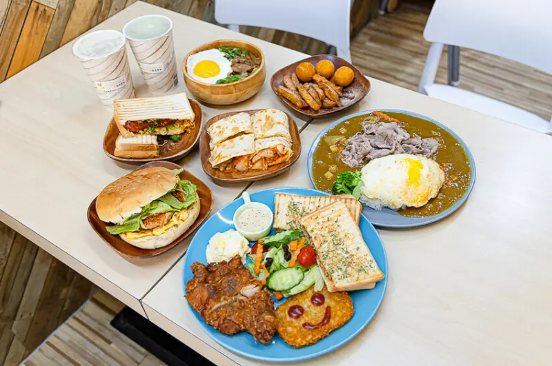高CP值豐盛早午餐推薦選擇，漢堡、三明治土司、酥脆蛋餅都好吃推薦｜早安公雞土城店