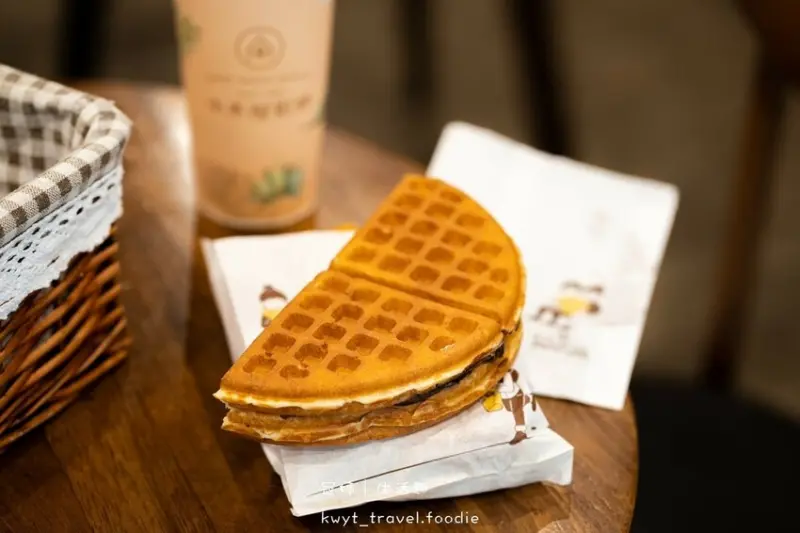 【小木屋鬆餅興大店】台中南區下午茶推薦，餐點39元起，銅板價手作甜點│菜單