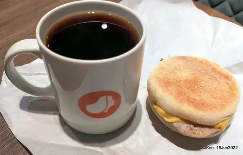 「路易莎咖啡金山南門市」--- 來一杯精品咖啡「卓越西達摩」佐「豬肉瑪芬堡加蛋」。