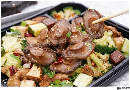 郭靜開的滷味店，麻十七來台中囉！名字裡有這四字，招牌鮑魚買一送一