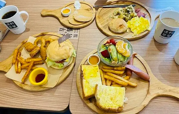 三重新開平價早午餐【達利早餐三重溪尾店】招牌必點組合套餐百元起/清新明亮用餐環境/三重CP值高早午餐