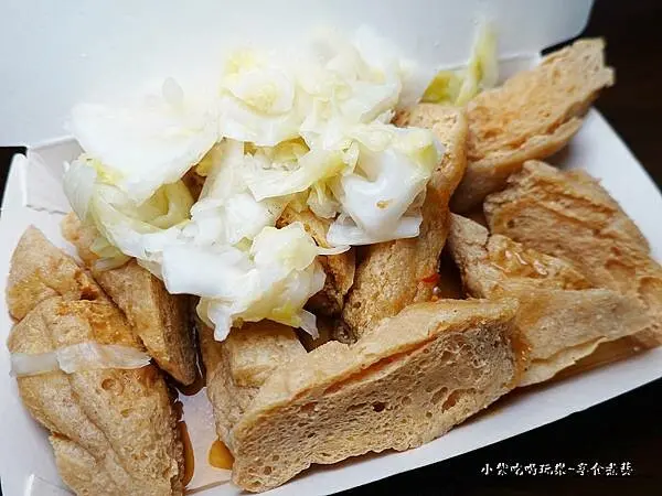  桃園八德美食【阿霞臭豆腐八德店】新開幕脆皮臭豆腐/甜不辣/大腸肉羹麵線。臭豆腐"很酥脆“(食記+菜單)