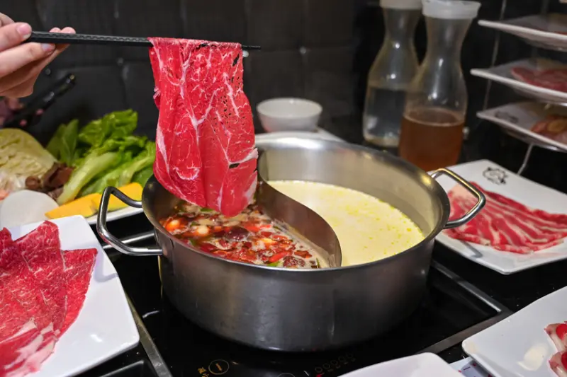 人氣麻辣鍋吃到飽推新湯頭！期間限定牛奶鍋好濃郁，還有螃蟹、哈根達斯通通吃到飽！