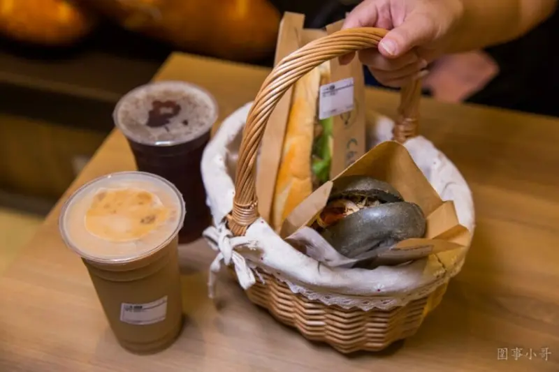 新竹東區美食點心推薦-Cá Cá越南法國麵包專賣店，每日新鮮出爐的法國麵包就是威！再配上闆娘自製法式肉醬～再遠都值得衝來吃一波啦！