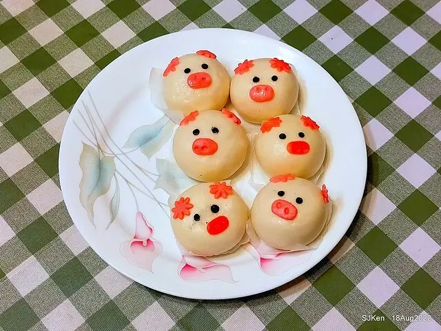 「葡吉手工包子 Global Mall 環球南港車站店」--- 豬仔流沙奶皇包(蛋奶素)，金黃閃耀萌翻天!