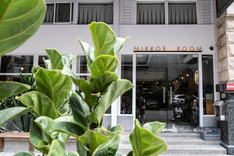 台中西區 ｜早午餐  Mirror Room- 純白建築簡約格調，餐點咖啡都不錯就是….妹子很多