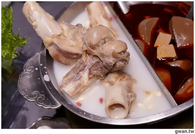 第一次看到火鍋湯可以續大骨的！這間營業到凌晨3點還免費停車，帶小朋友還幫你準備圖畫紙～