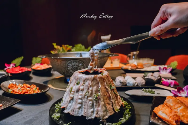 【台中南屯】岩漿火鍋｜台中公益路麻辣鍋，專屬免費停車場、包廂聚餐。霸氣火焰炙燒豬必點！台中宵夜推薦 - 貪吃猴的幻想