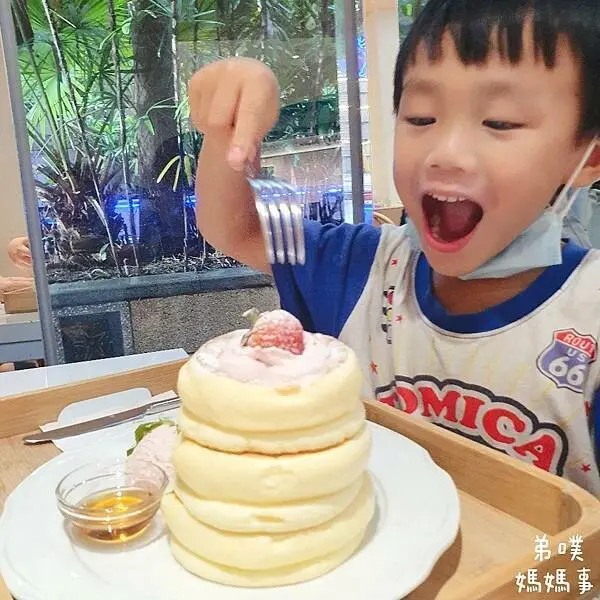 【高雄‧前鎮】古典玫瑰園Rose House Cafe(夢時代店)│不只好茶，還有現做好吃鬆餅!