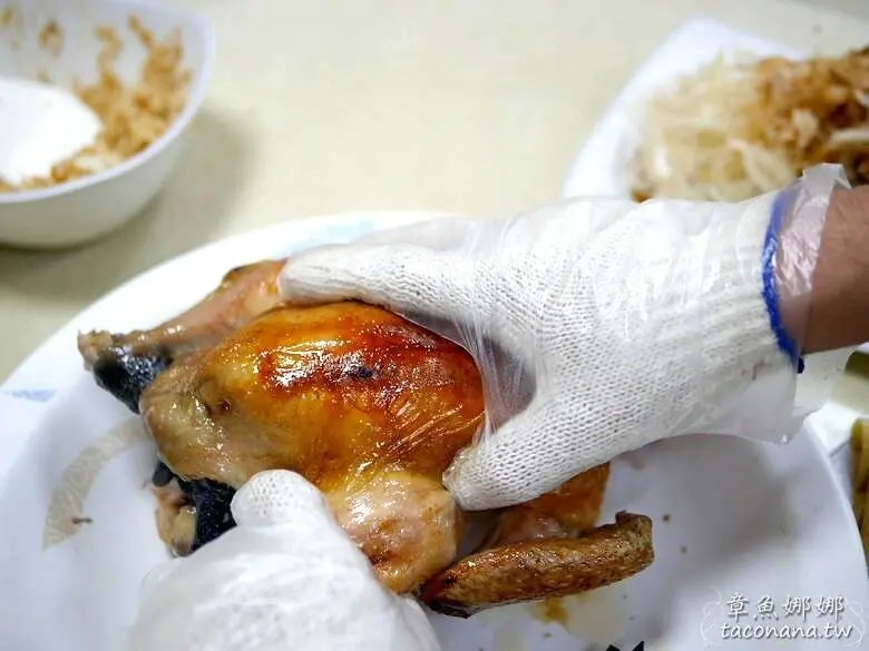 新北泰山美食》泰山甕缸雞│小巷內的隱藏美食，手拔甕缸雞鮮嫩多汁，古早味雞油飯好吃到翻天。