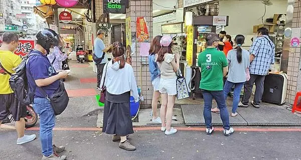 排隊人潮幾乎沒有停過！小小一間攤位，卻擁有超高人氣，一個排一個，排到大馬路上的超長人龍，超划算的價格