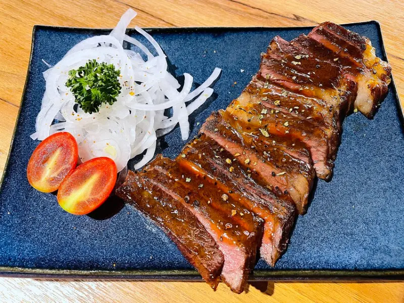 【容燒居酒屋】松山區居酒屋-台北寵物友善餐廳！毛孩專屬肉串吃起來～帶小臘腸咪咪出門吃寵物串燒！