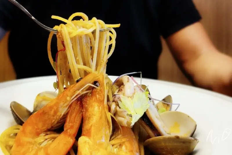 [嘉義東區]小洋蔥Little Onion 手作料理。松阪豬佐牛肝菌燉飯/蒜辣解憂風格海鮮麵/阿瑪特里切麻花捲麵/烤白花椰菜/超夯烤雞翅