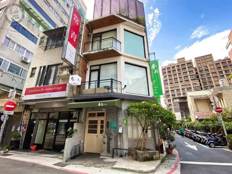 【 台北雞湯 】〈春韭-晴光店〉五隻雞熬成雞湯底加上一隻全雞的黃金雞湯吃起來濃郁黏嘴覺得真是雞湯界的天