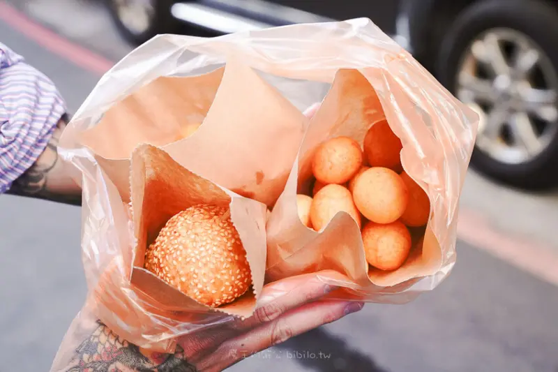 新莊ＱＱ球 芝麻球Ｘ魔王 新莊美食 在地人氣地瓜球 一顆只要2.5元 晚來買不到