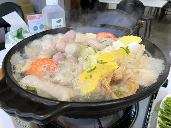 高雄食記【千槢小館】小店新開幕，天冷來吃鍋，捷運五塊厝站附近，兩個人也可以吃的平價酸菜白肉鍋，Q彈的帶皮白肉((附菜單