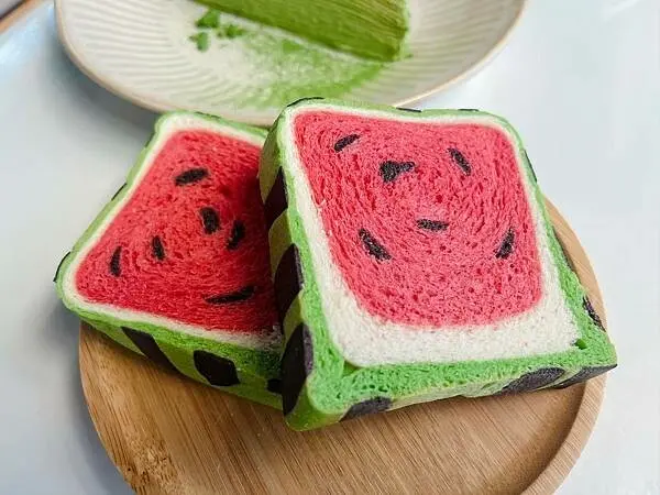 【宜蘭 礁溪】抹茶山下//坐落在抹茶山腳下的烘焙坊 致力於挑戰各種圖案的吐司 超Q西瓜吐司和抹茶甜品