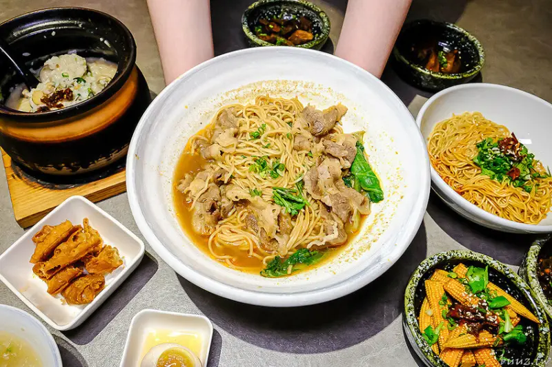 牛油辣拌麵辣香十足，人生麵館新潮風格結合砂鍋粥，蛤蠣蚵仔粥海味鮮甜！