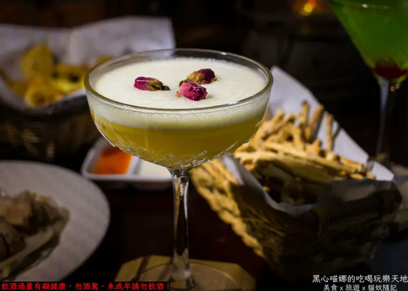 高雄鼓山︱時光古董酒吧　一件古董、一段故事，聽得人令心醉、令人忘憂，被古董包圍的酒吧、一段穿越時空的旅程！