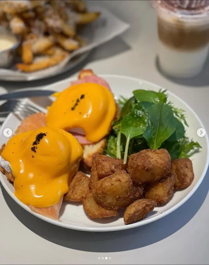 【台北美食】不然早午餐BRUN信義店，超美純白獨棟空中花園，平日也是人潮滿滿