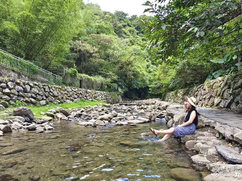 坪林玩水景點》下坑子口溪親水遊憩區(免門票)國道5號坪林交流道下的無料戲水景點、溪水清涼河床平坦、還有