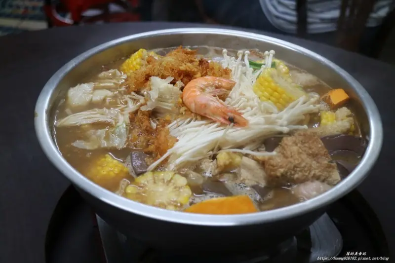 【新北八里區 】八里美食『八里古早厝小吃』沙鍋魚頭竟然用臉盆裝也太霸氣了吧!!!