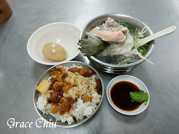 重慶郭魚湯～鮮美魚湯讓多組客人在營業準備中就入座等待品嚐