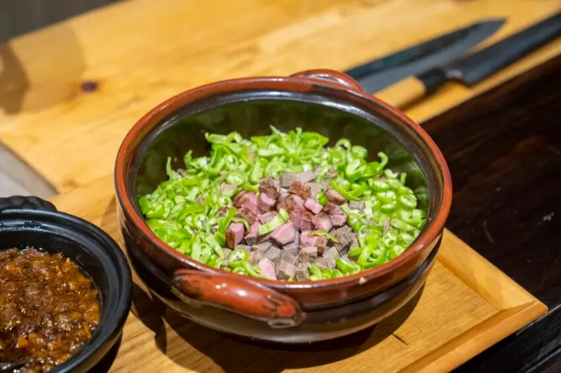 台北壽司 和蒔炭火割烹｜調味上會有許多是原住民料理元素，多以炙燒熟食為主，炭燒油脂香氣凸顯出來