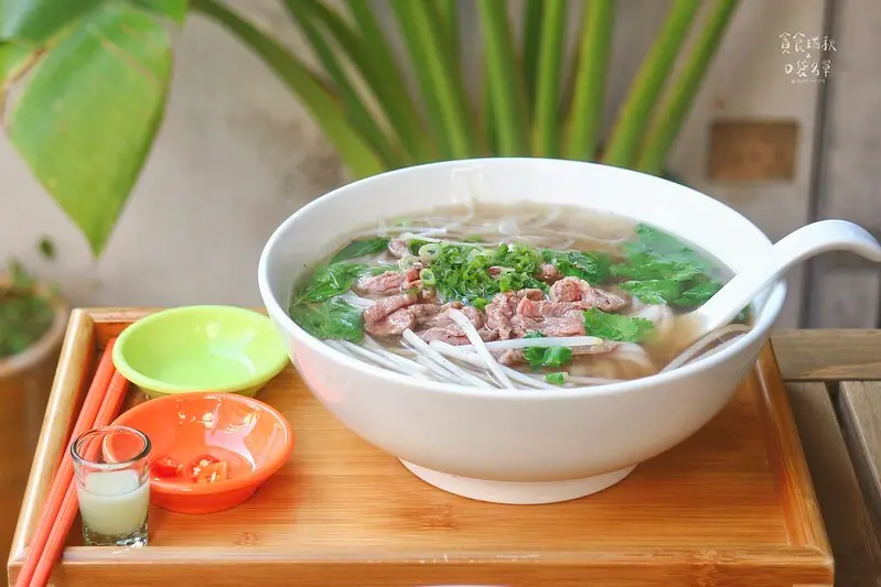 台中西區｜街邊享用生牛肉越南河粉，牛骨與中藥熬製湯頭越喝越香醇順口！｜moi x pho 哞一河粉 街邊快閃店