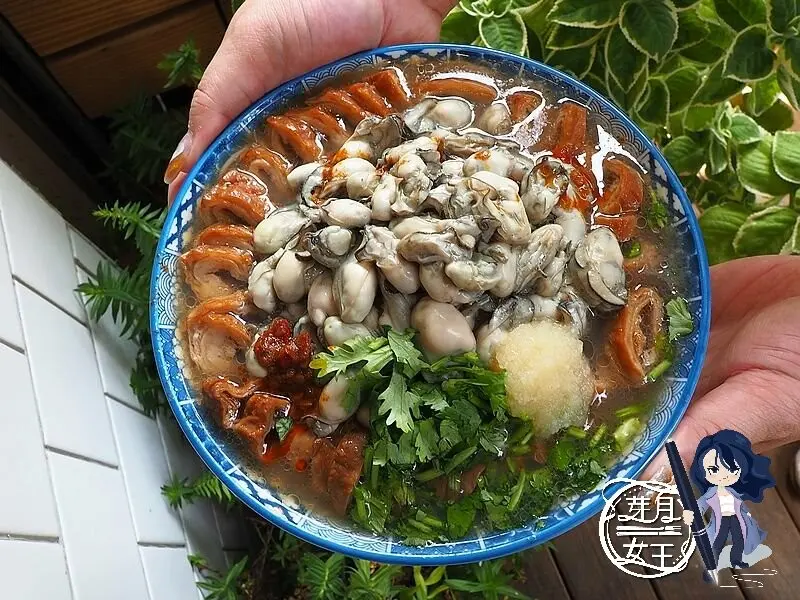 躲在鎖店騎樓的文青風麵線攤，滿滿浮誇的五倍蚵仔大腸圈麵線超威的啊~~~