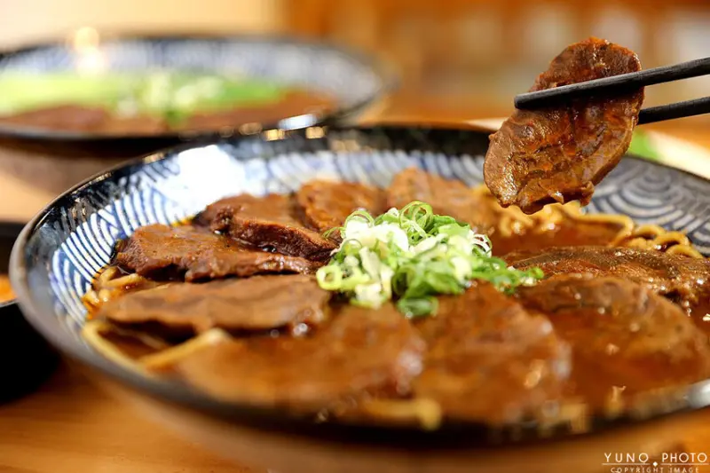 桃園市桃園區CP值爆表啦！最低80元開吃 飲料、冰淇淋無限供應 湯濃麵Q肉大塊 推薦升級肉量加倍更過癮｜集英會牛肉麵館-