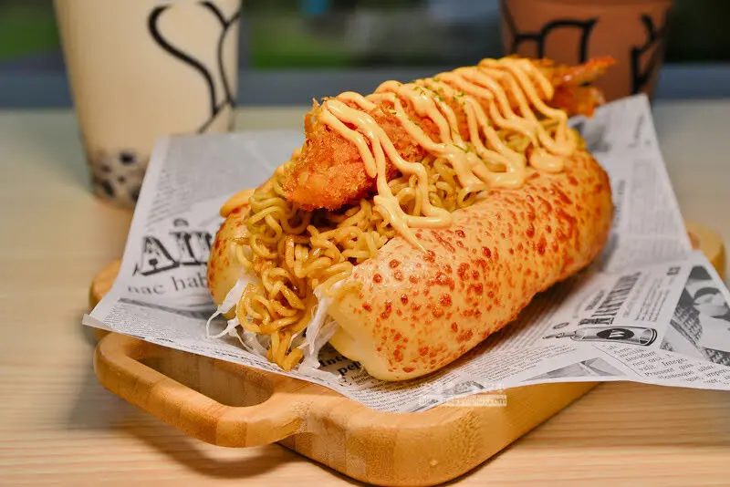 北歐簡約風新莊早午餐店,舒肥雞配炒泡麵,邪惡炸蝦炒麵麵包