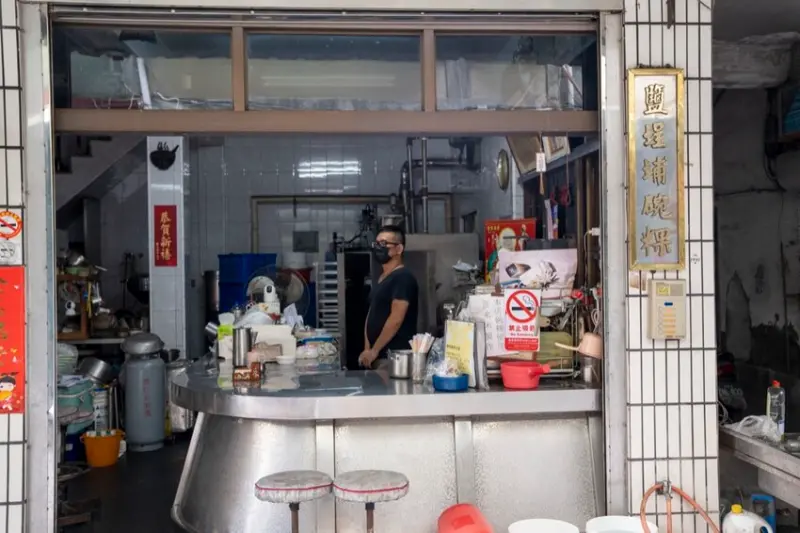 高雄小吃 鹽埕埔碗粿雄｜再來米製作的碗糕，真材實料 Ｑ彈綿密