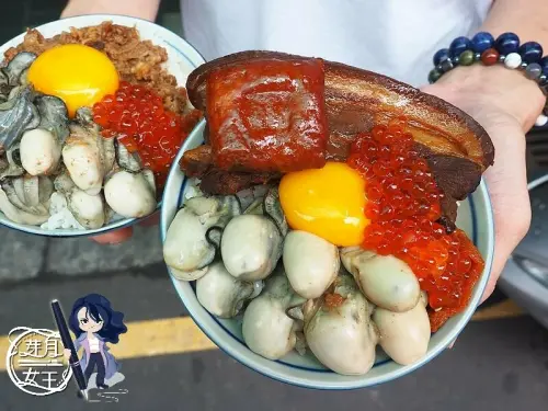 巨無霸鮮蚵飯,加上鮭魚卵還有月見蛋，最後再放一大塊三層五花肉焢肉~這痛風到死也甘願！！