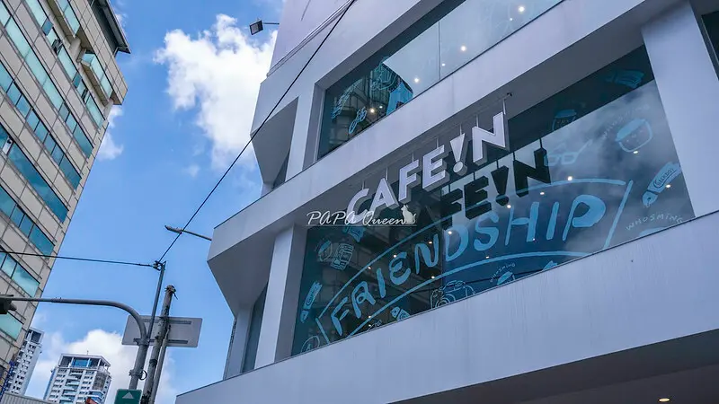 台中公益店| CAFEiN  硬咖啡 白色潮建築