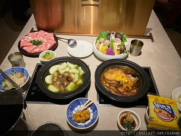 【台中 火鍋】萬客什鍋(國安店)，石頭鍋的變化球。老饕精選款也不錯喔！